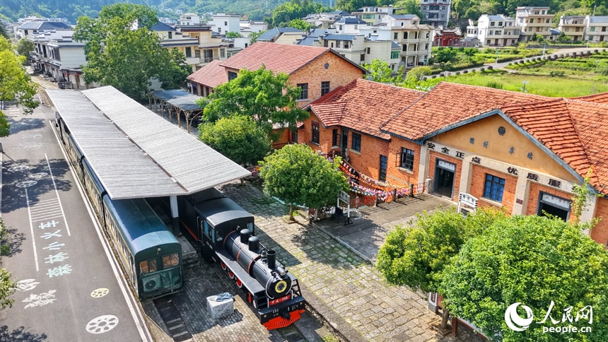 Jiangxi forest train countryside (photo 3 of 4)