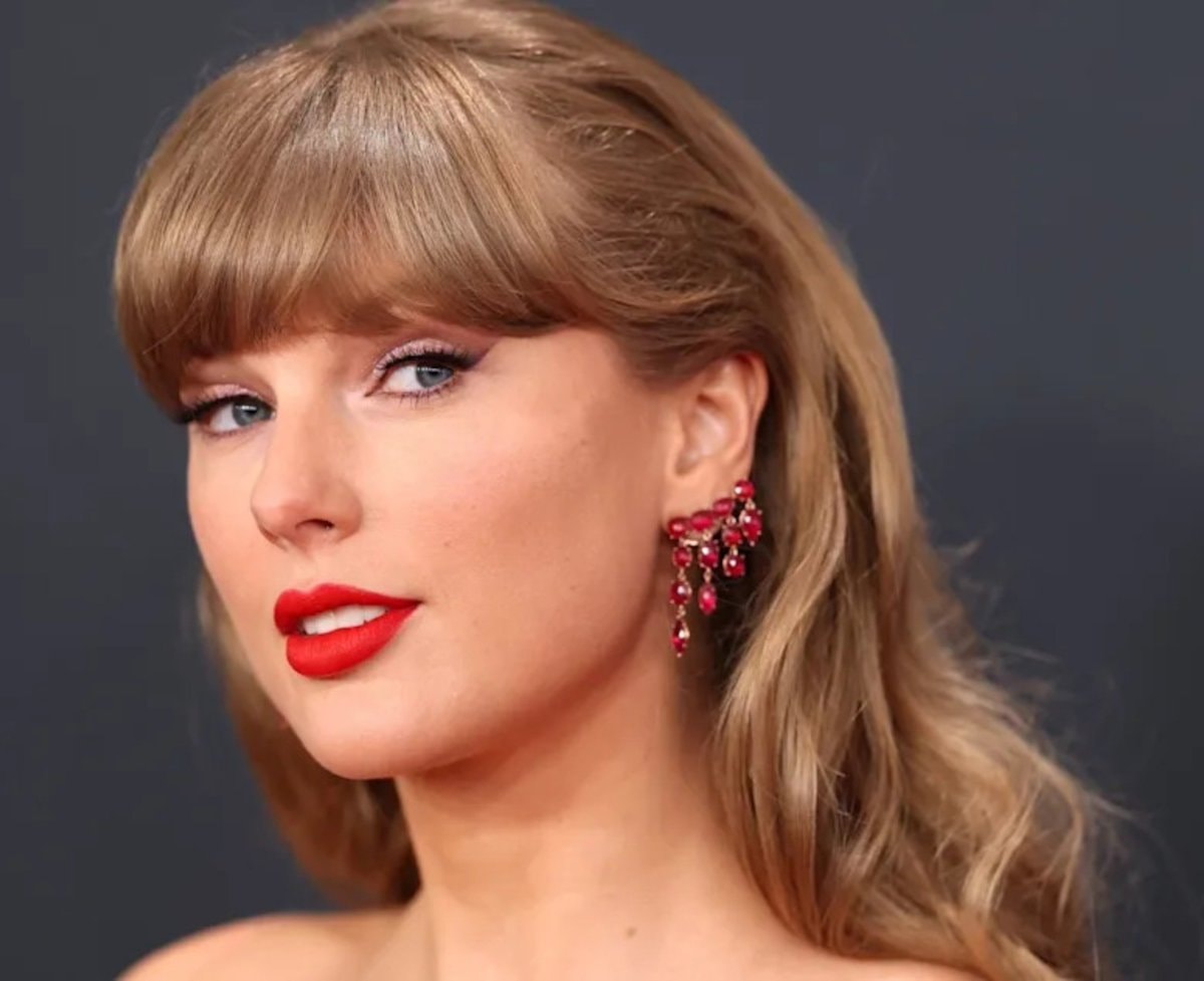 Colin Kaepernick discusses Taylor Swift (photo 2 of 2)