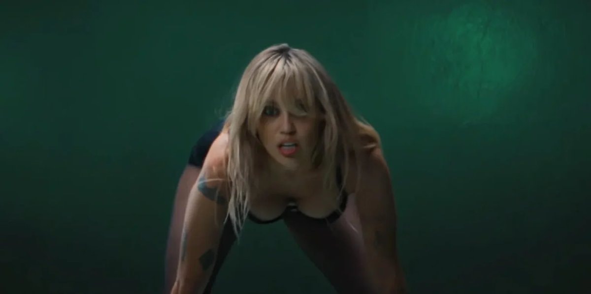 Miley Cyrus Bass Persuades