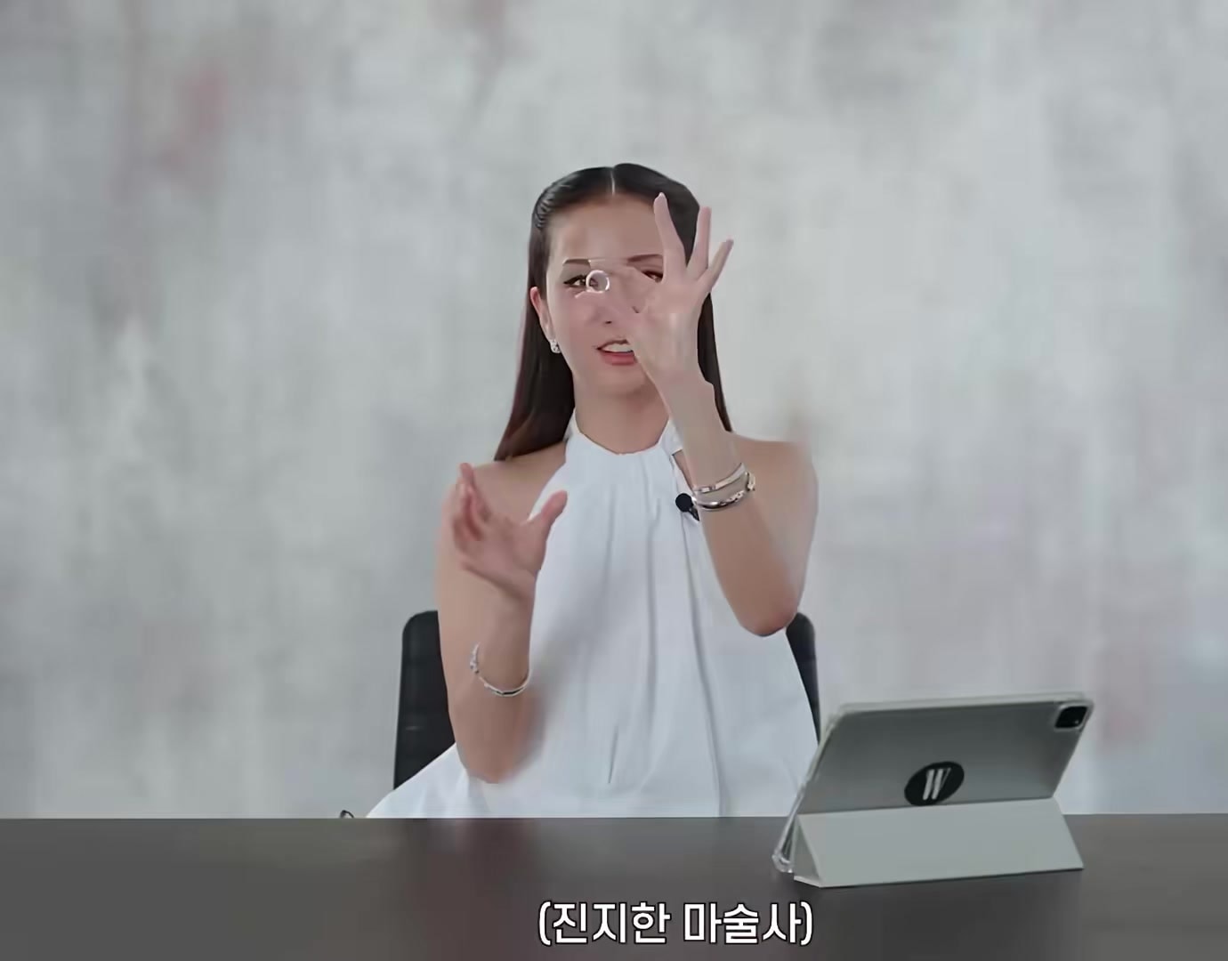 JISOO magic moment