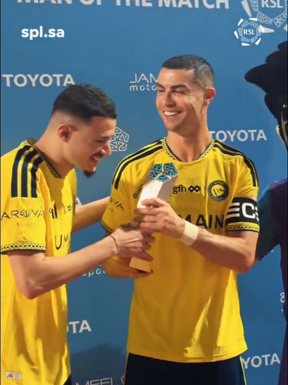 Ronaldo gives Man of the Match award to Al-Hamdan (photo 3 of 3)
