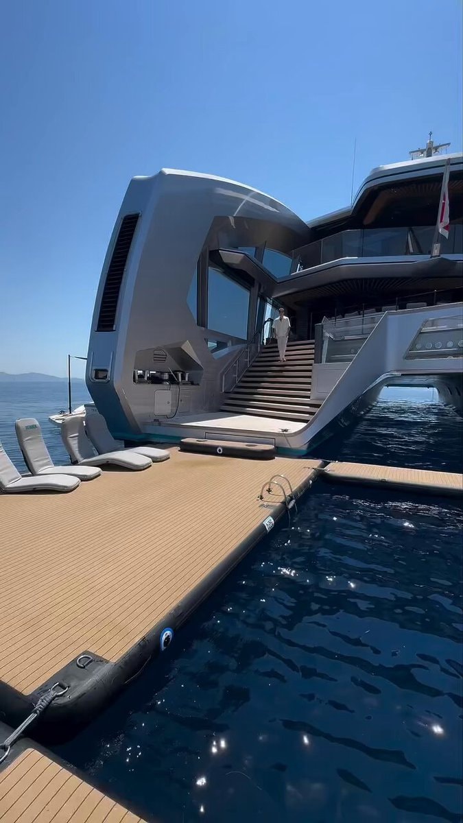 luxury yacht tour