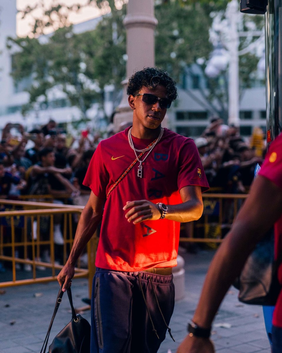 Lamine Yamal arriving in Valencia