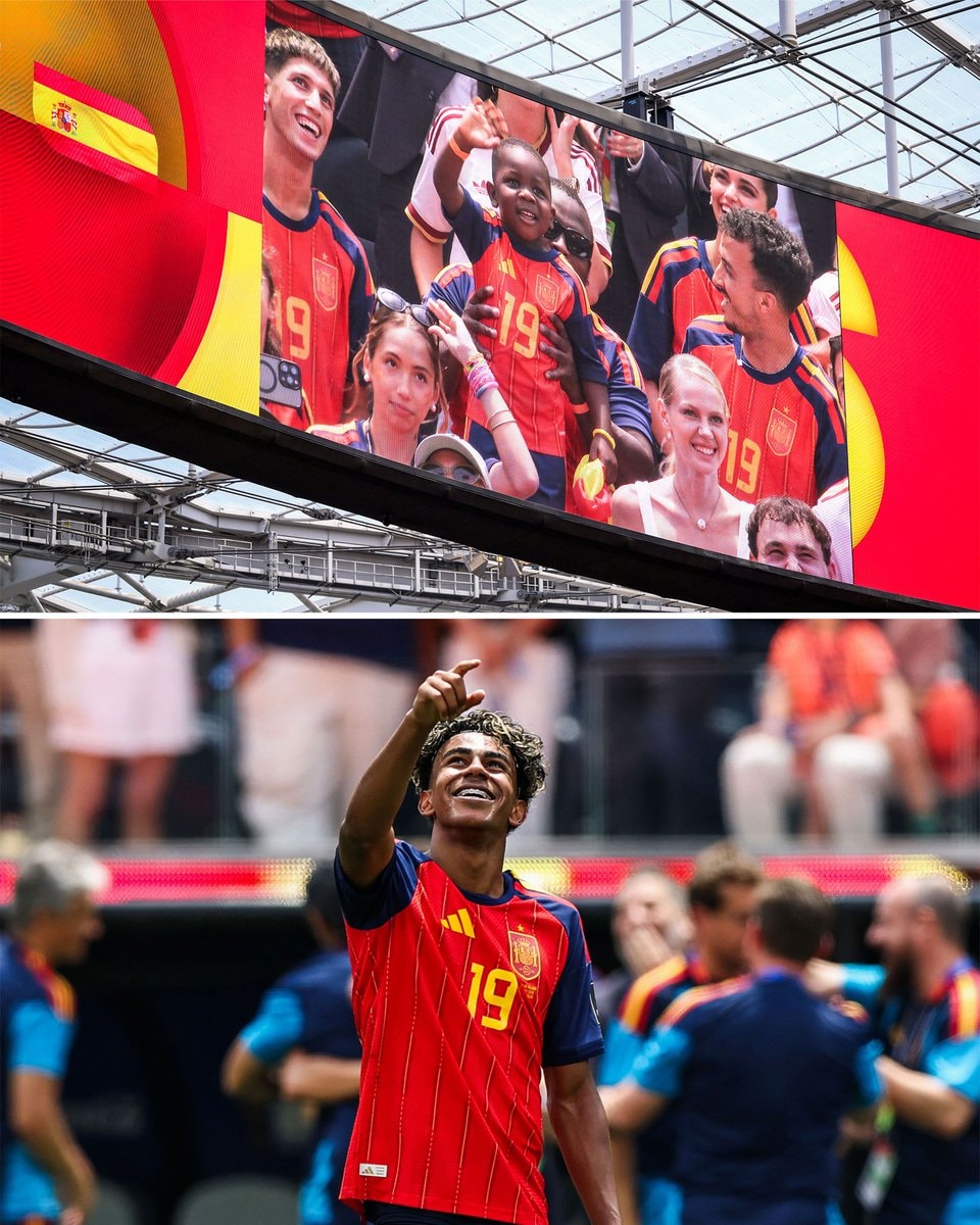 Spain player 19 smiling duo ❤️