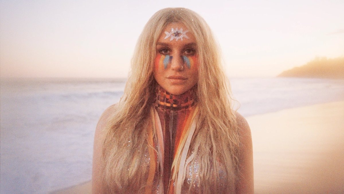 Kesha Praying 9 years (photo 1 of 4)