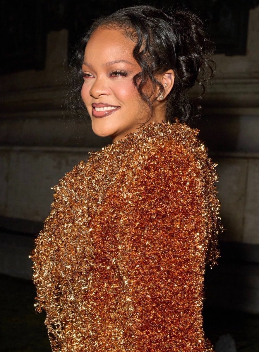 Rihanna red eyeliner moment
