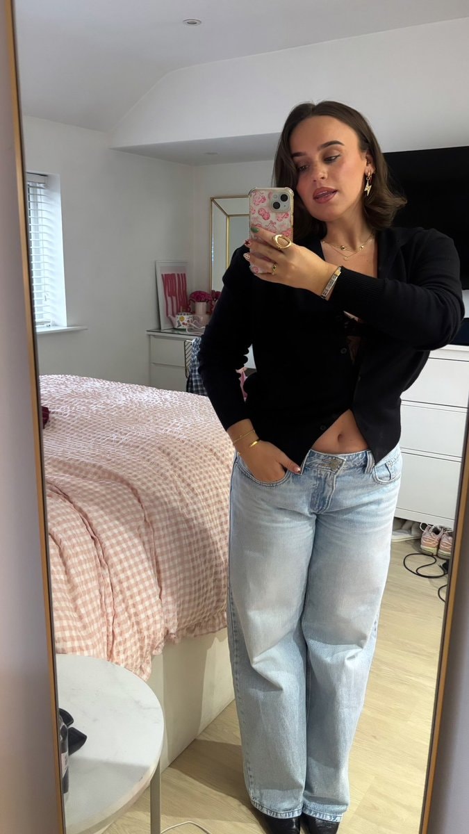 Ellie Leach mirror selfie