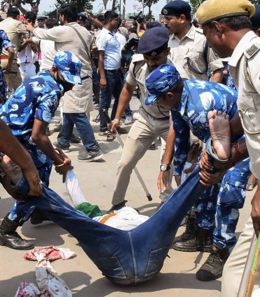 Bihar police carry protester amid protest