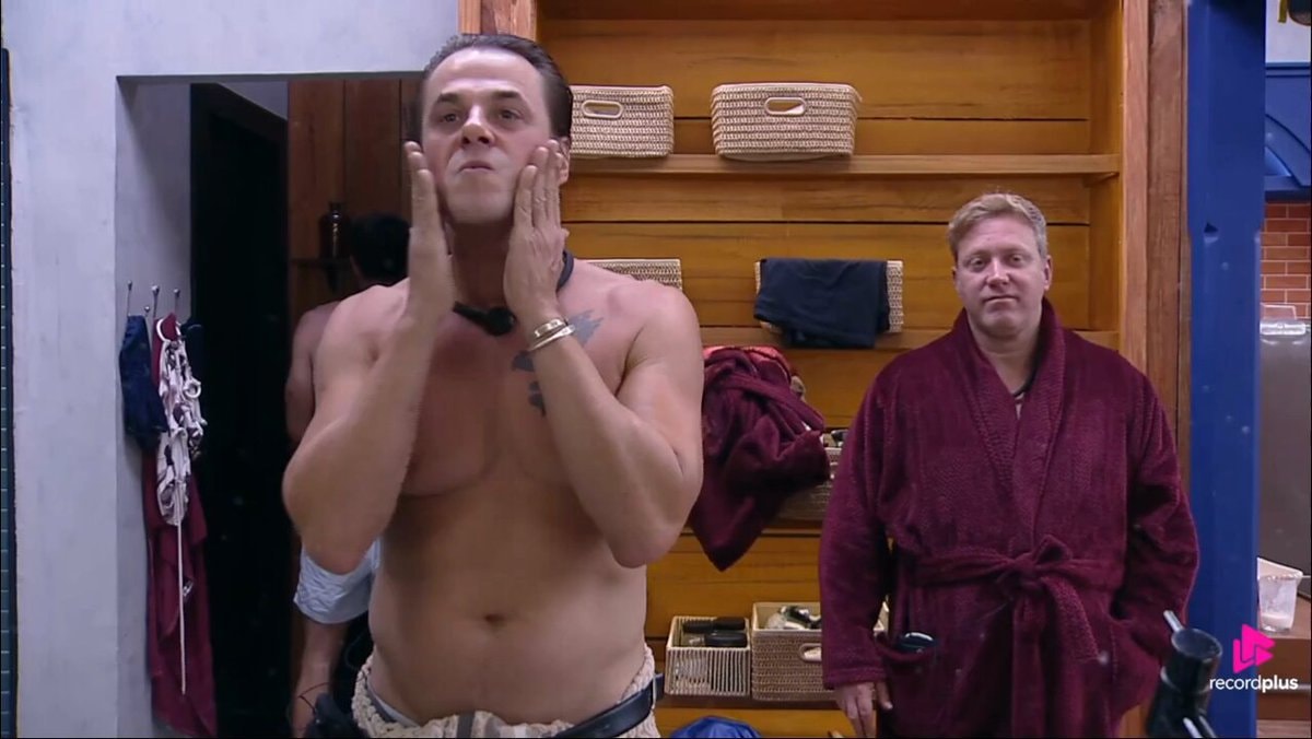 Serginho e Erthal no banheiro #AFazenda
