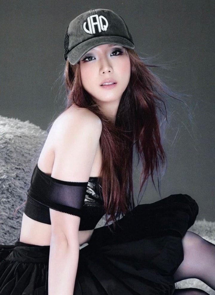 JISOO CLICK single (photo 1 of 2)