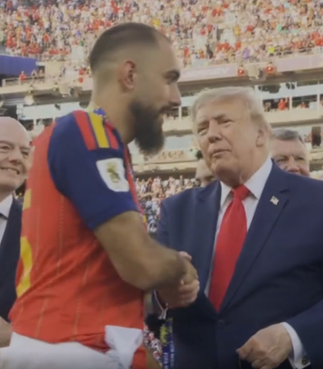 Borja Iglesias Trump handshake (photo 1 of 2)