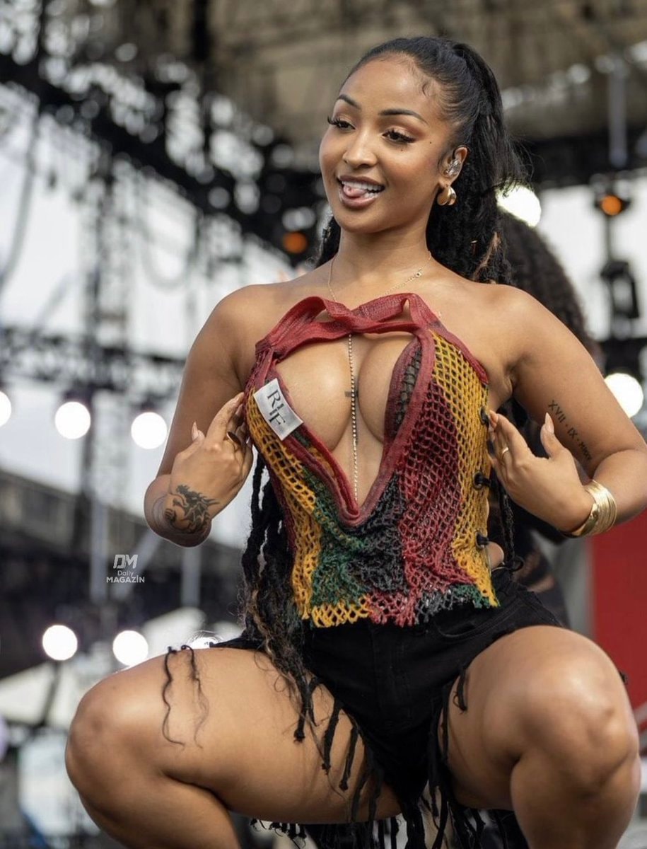 Shenseea stage outfit vs performance (photo 2 of 2)