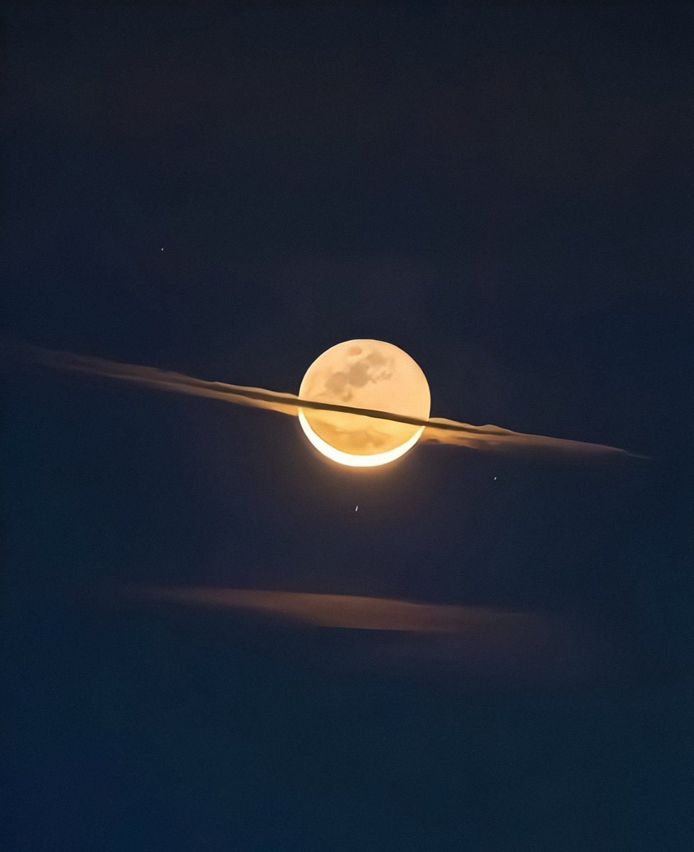 moon resembling Saturn (photo 2 of 2)