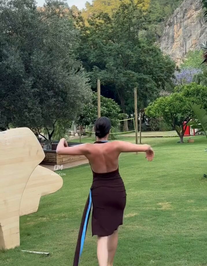 Melis Sezen dancing