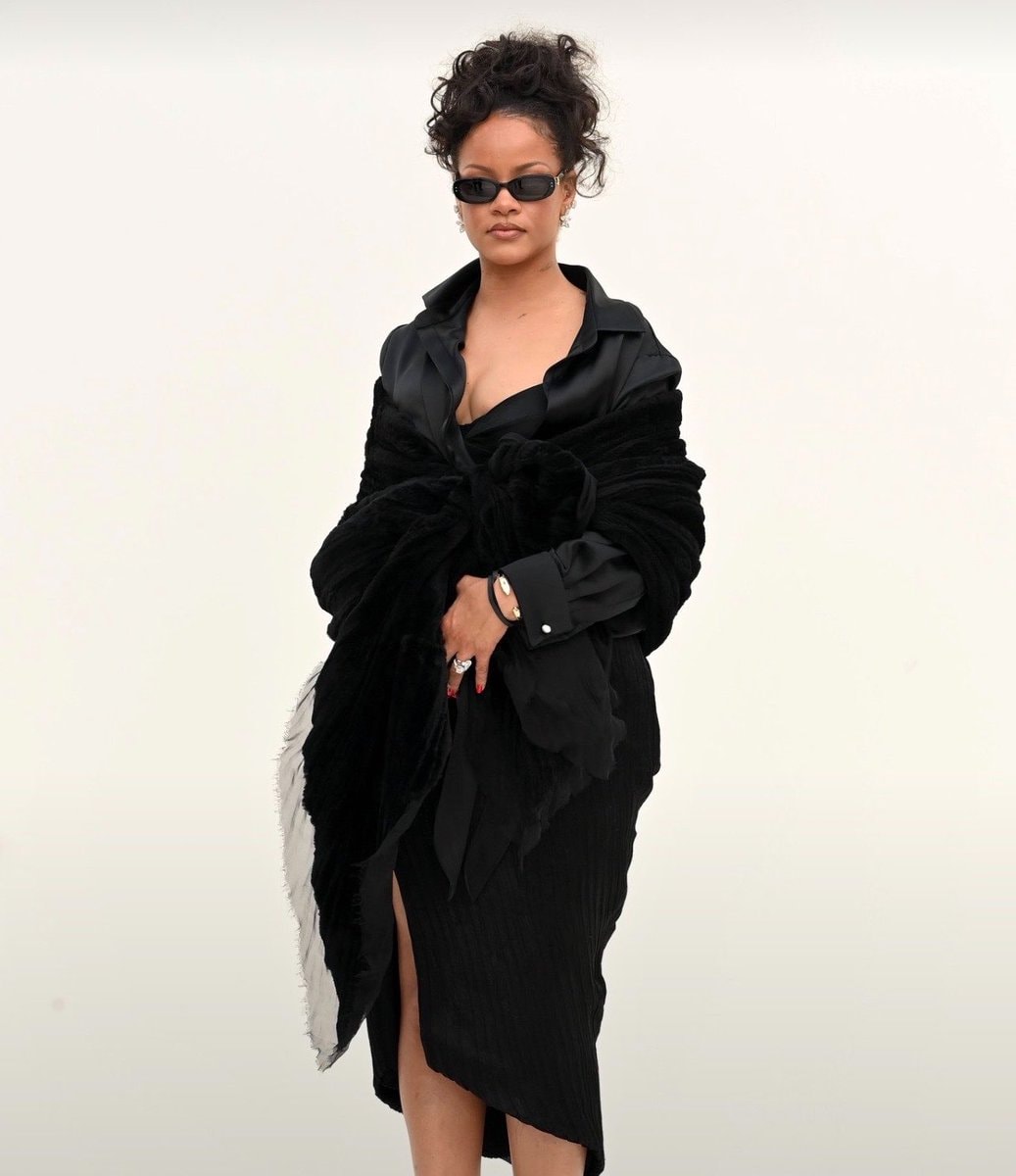 Rihanna fashion portrait (photo 2 of 2)