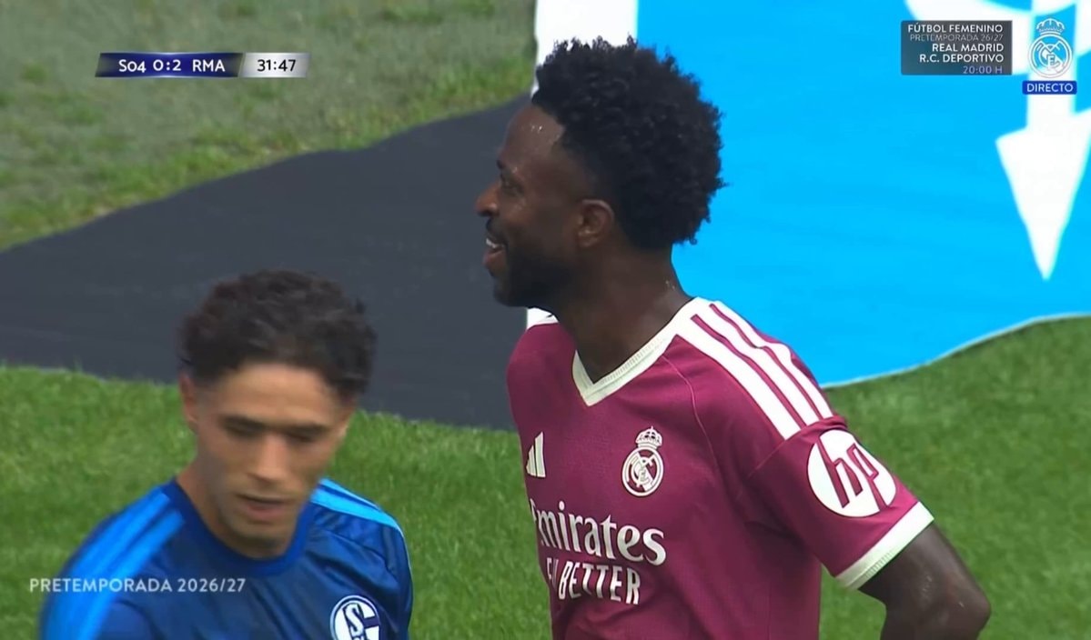 Vinicius Jr Schalke kiss moment