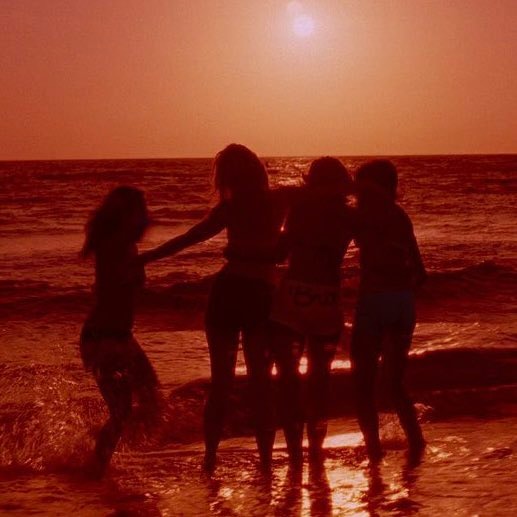Bella Thorne Spring Breakers sequel (photo 2 of 2)
