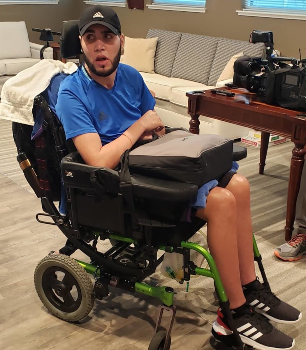 Prichard Colón dies at 33 (photo 2 of 2)