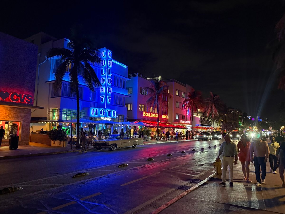 GTA 6 Vice City street scene GTA 6 Vice City street scene