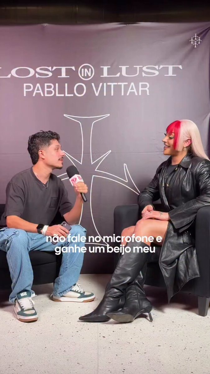 Pabllo Vittar kisses Pesposito Pabllo Vittar kisses Pesposito