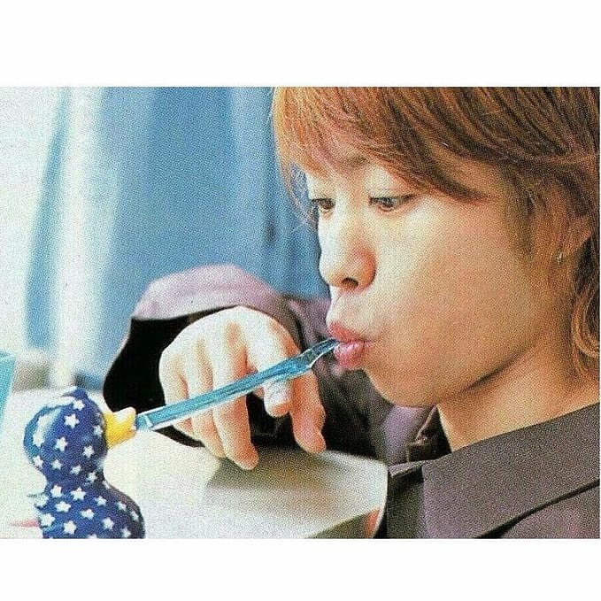 sakurai eating an oyster (photo 4 of 4)