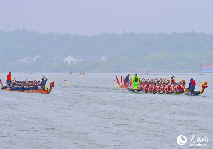 Dragon boat race at Caijia Lake (photo 3 of 4)