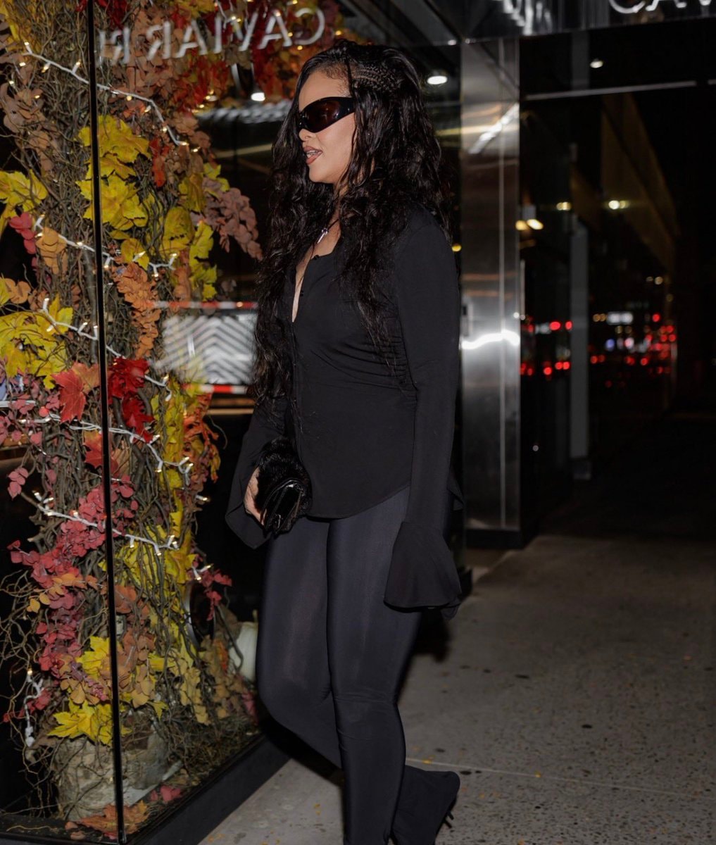 Rihanna walking forward (photo 2 of 3)