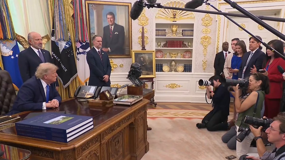 Trump Oval Office weapons stockpile