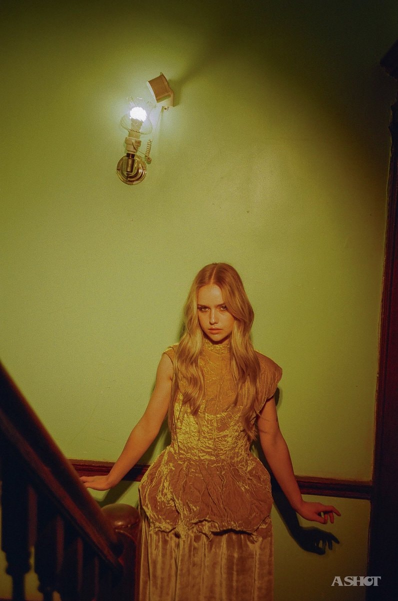 Amélie Hoeferle for @ashotmagazine (photo 3 of 4)