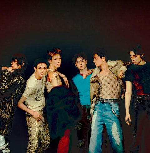 ENHYPEN first Billboard 200 #1 (photo 1 of 2)