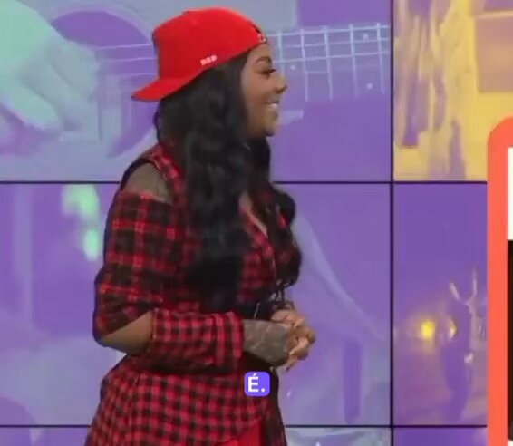 Ludmilla faking laughs at Multishow memes