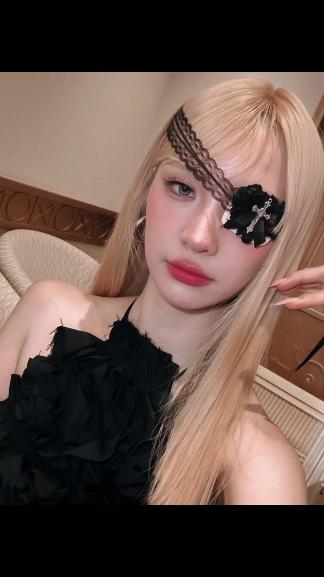 Janhae black eye patch rose