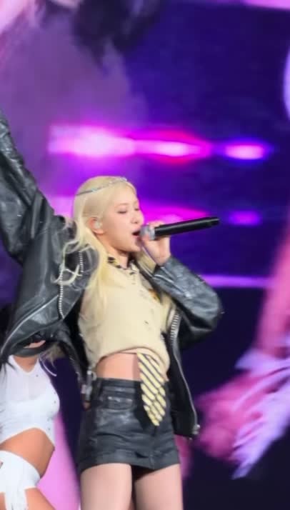 Rosé stage performance