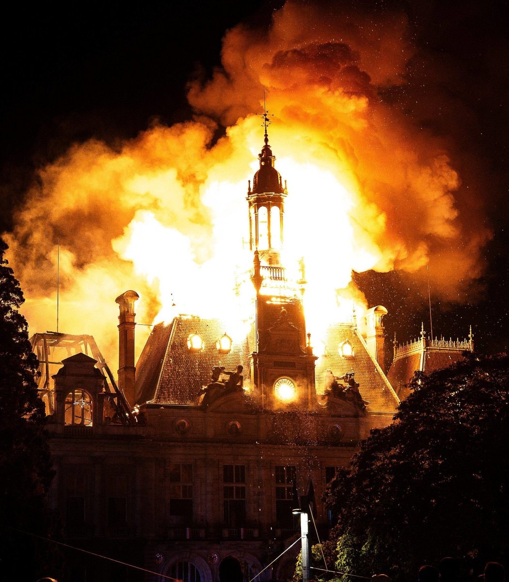 Limoges Town Hall before and after protests (photo 2 of 4)