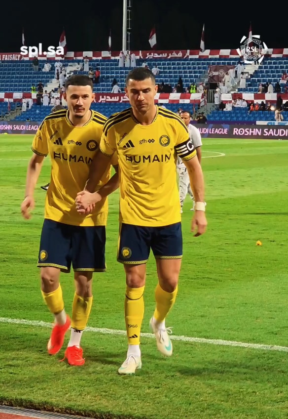 Ronaldo gives Man of the Match award to Al-Hamdan