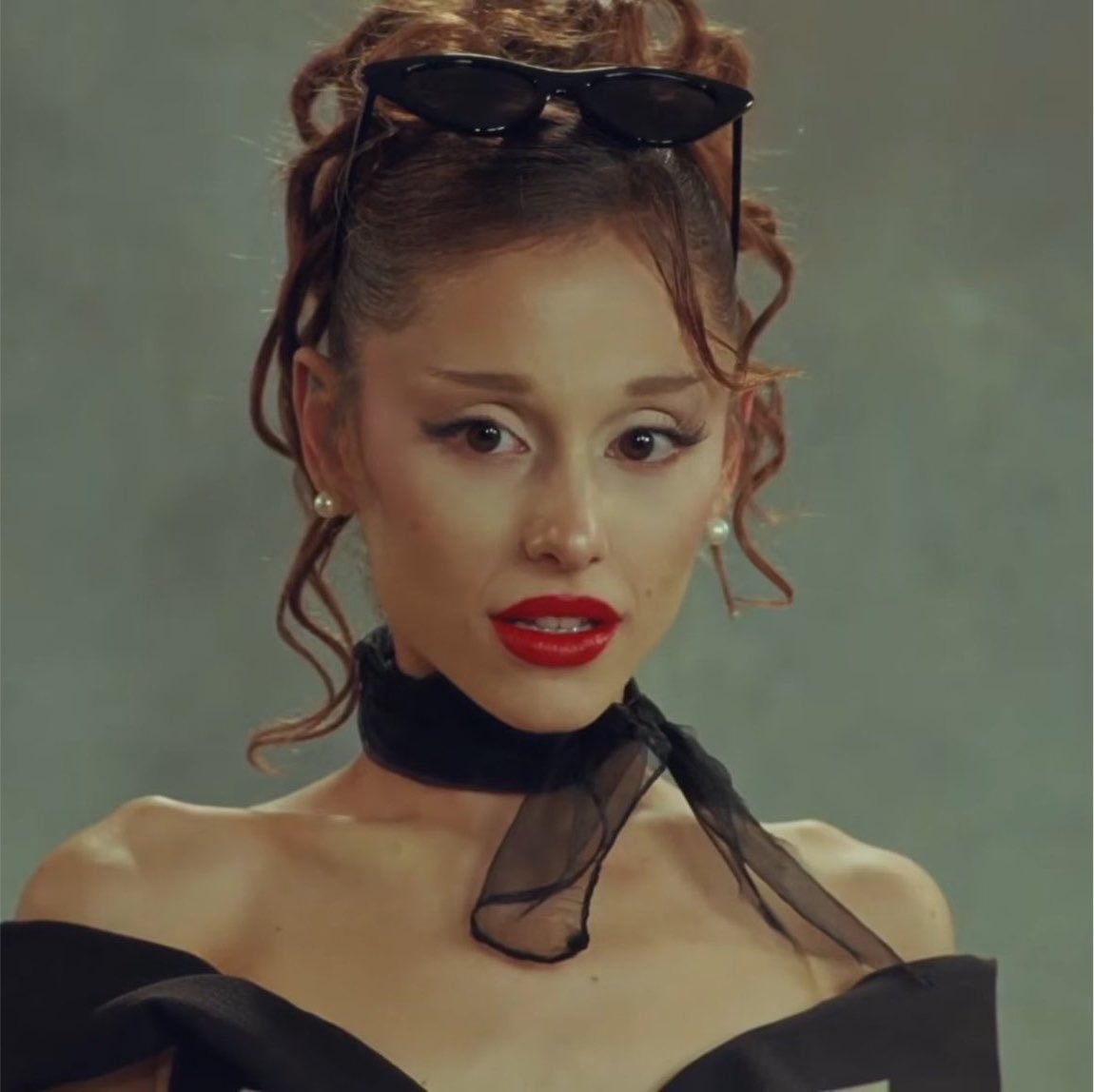 Ariana Grande petal top 10 US iTunes (photo 1 of 2)