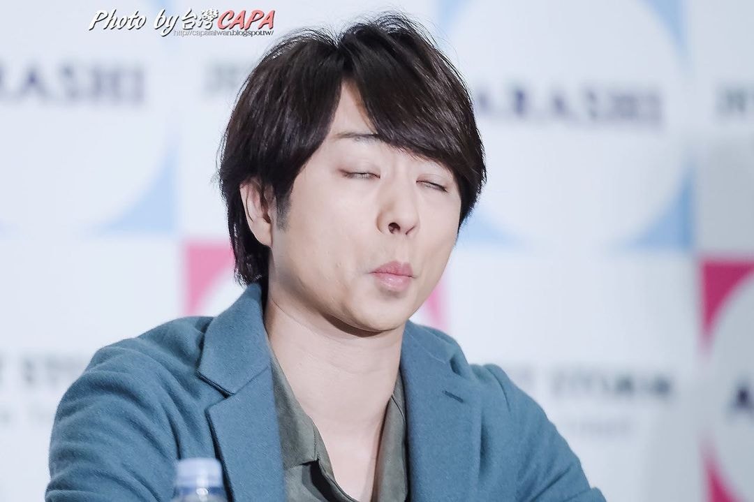 Arashi member in blue suit (photo 3 of 4)