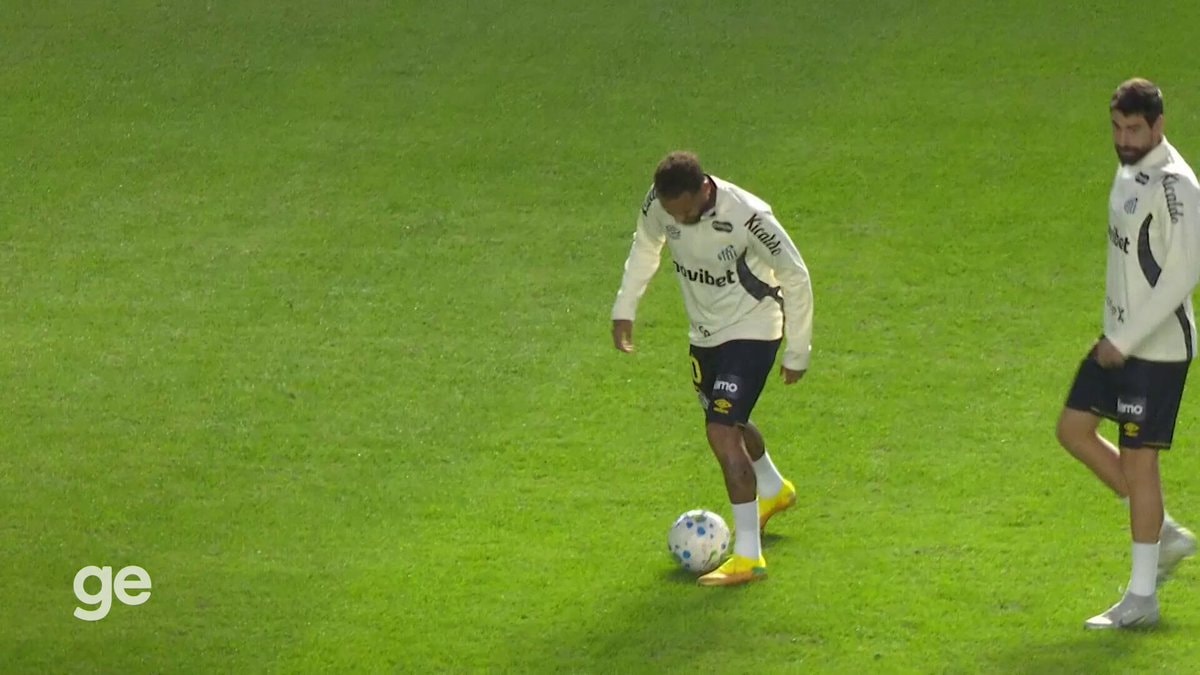 Neymar warming up