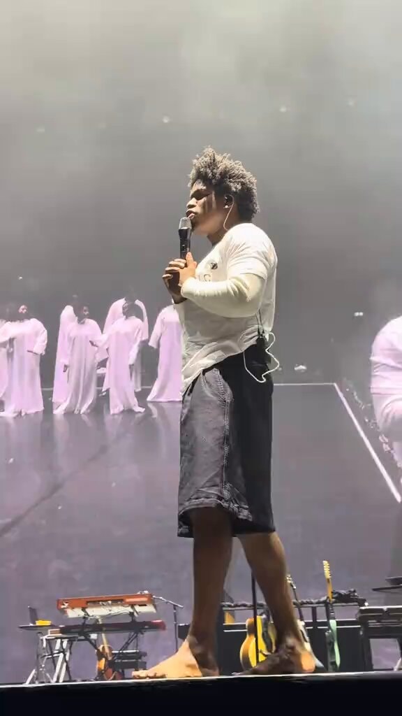 Daniel Caesar performance after waking
