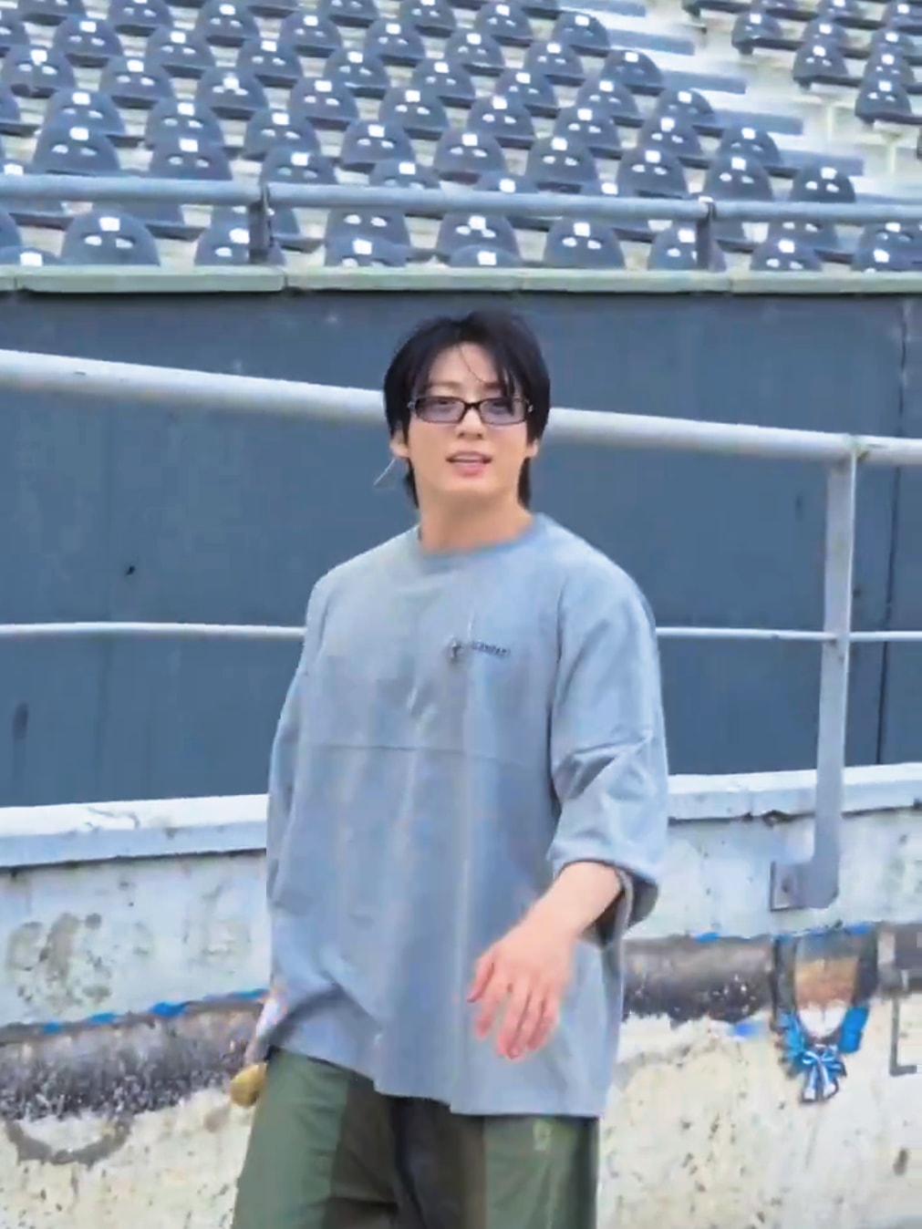 fan bows and waves after meeting Jungkook 🥹