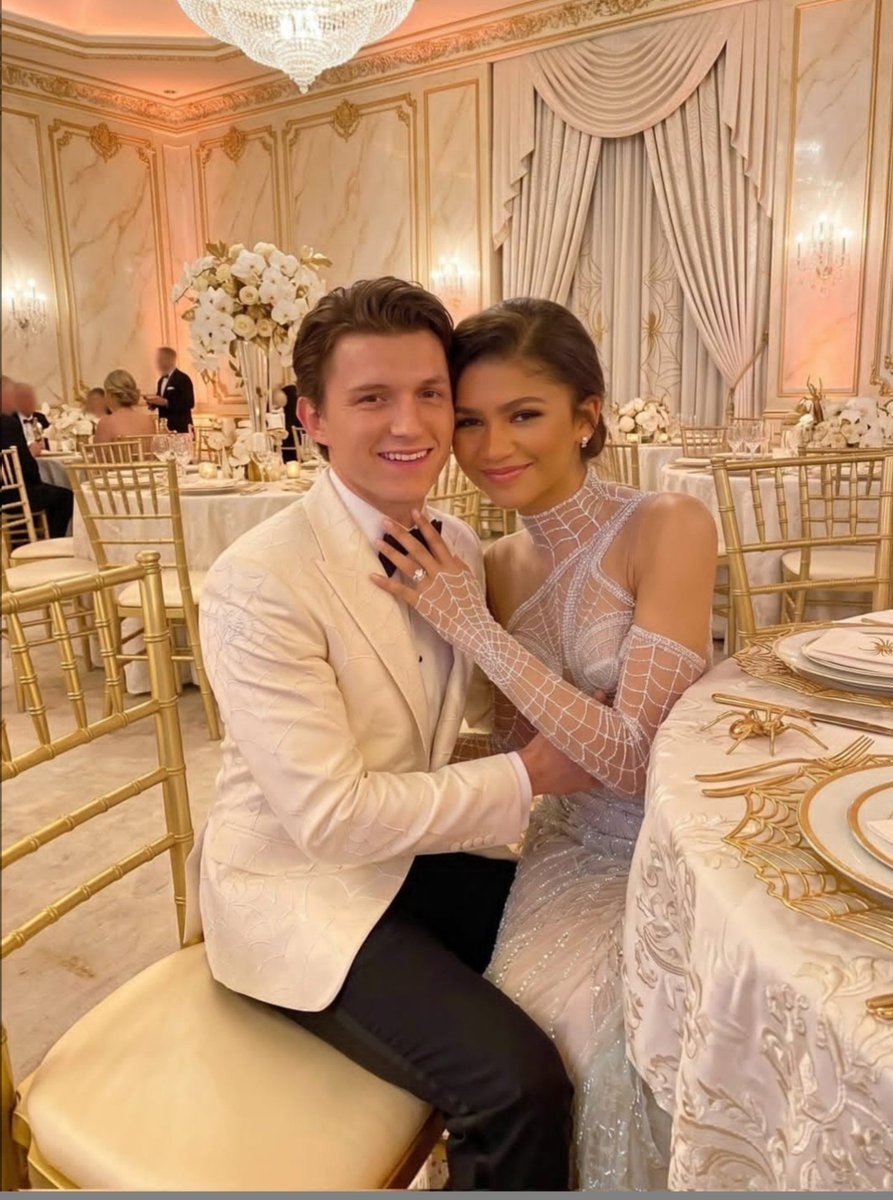 Tom Holland Zendaya moment (photo 2 of 4)