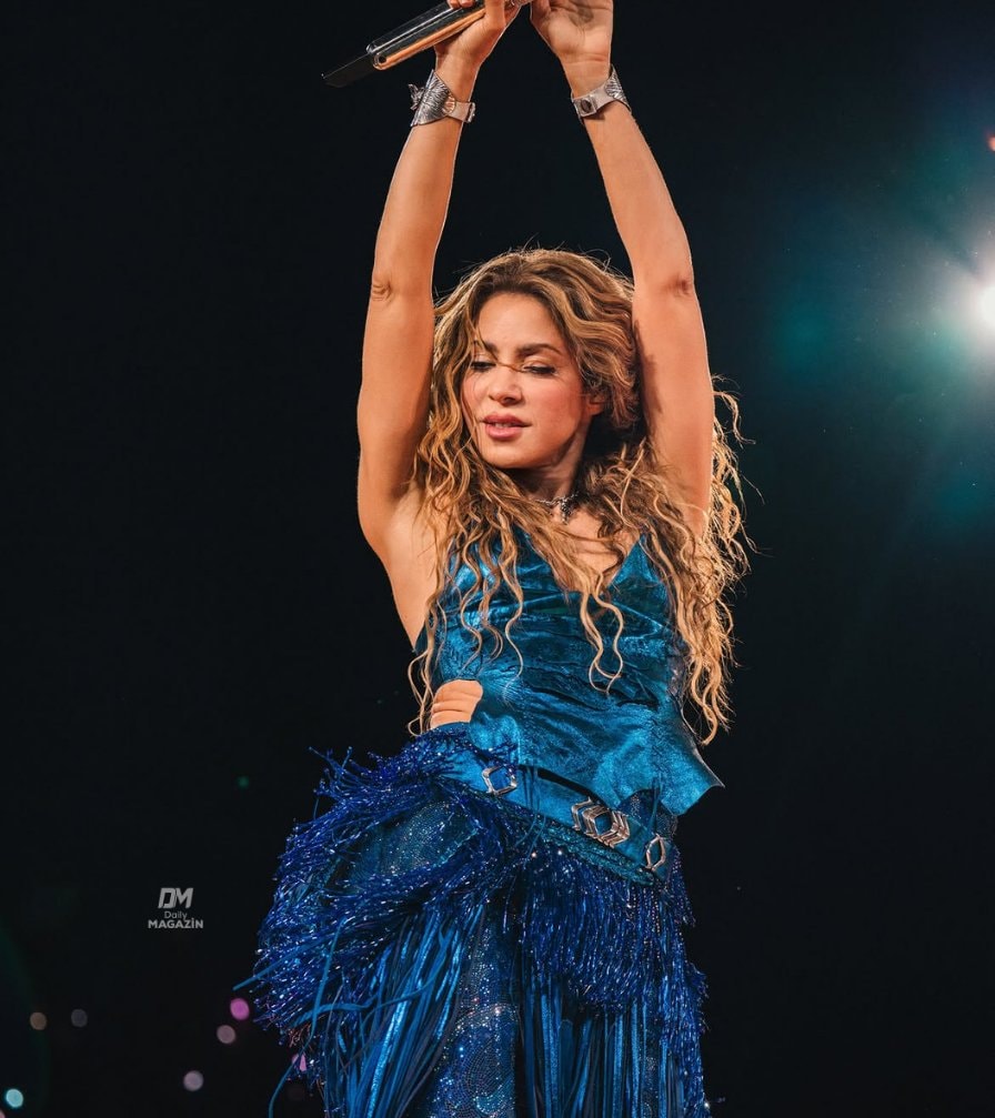 Shakira listening and stage photos (photo 2 of 2)