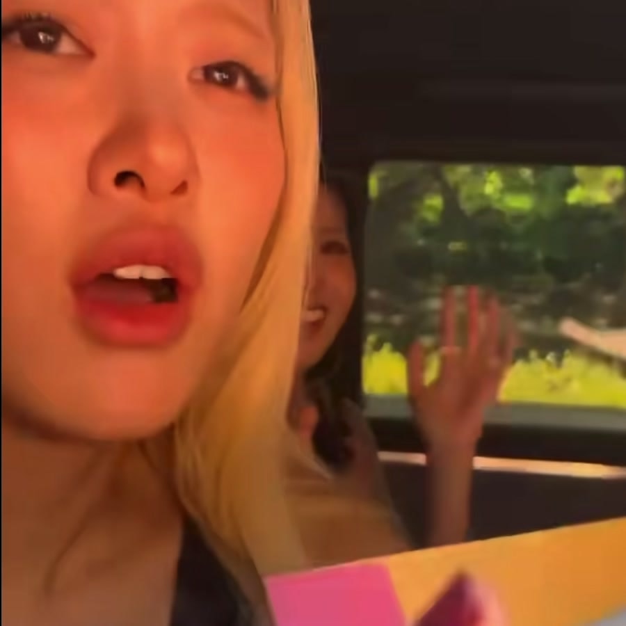 Rosé candid car moment 💙