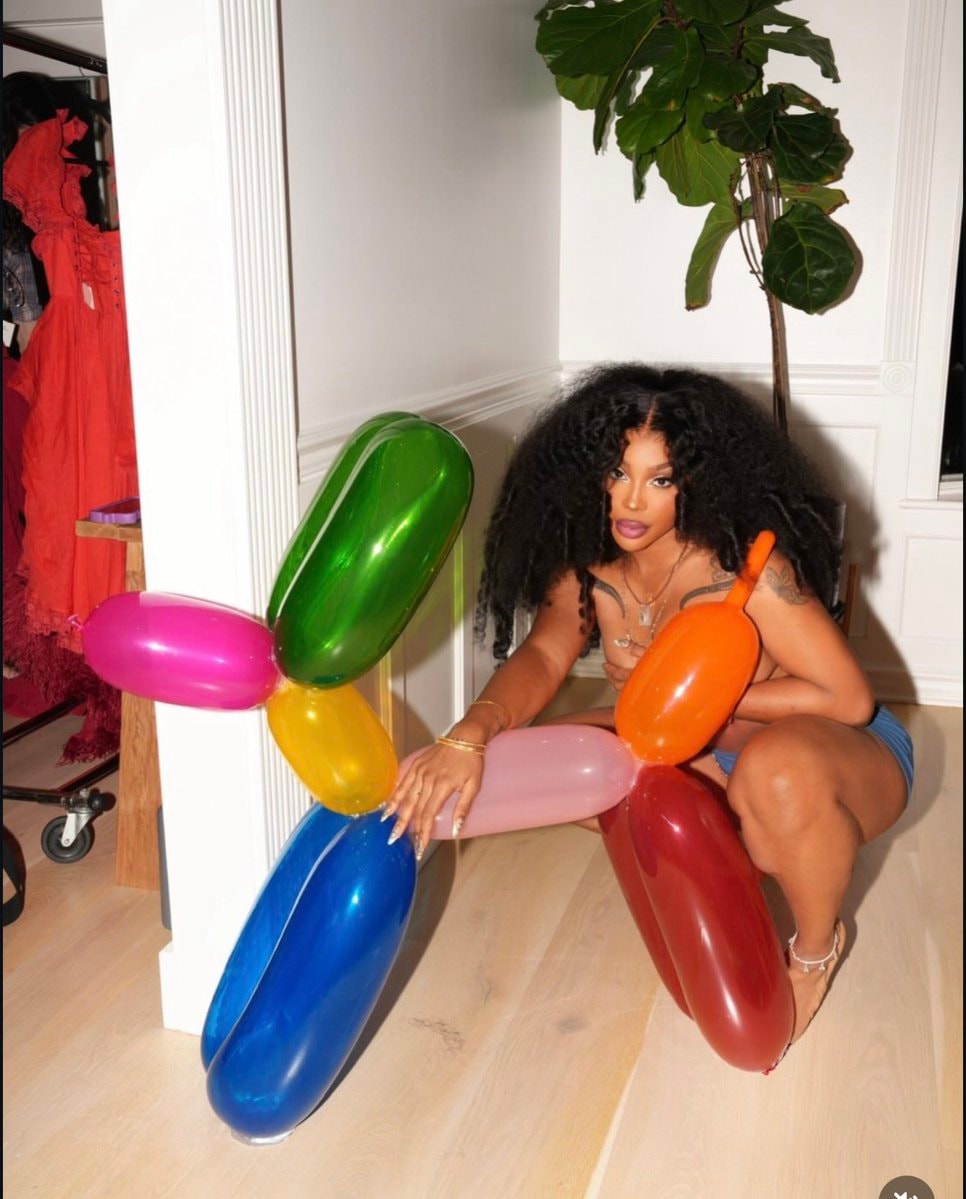 SZA buys balloon sculpture