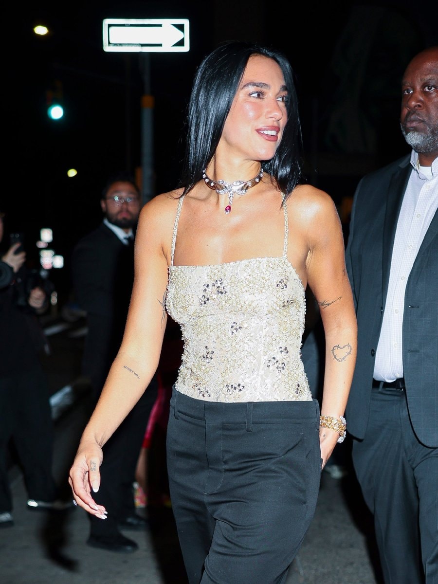 Dua Lipa city entrance (photo 2 of 4)