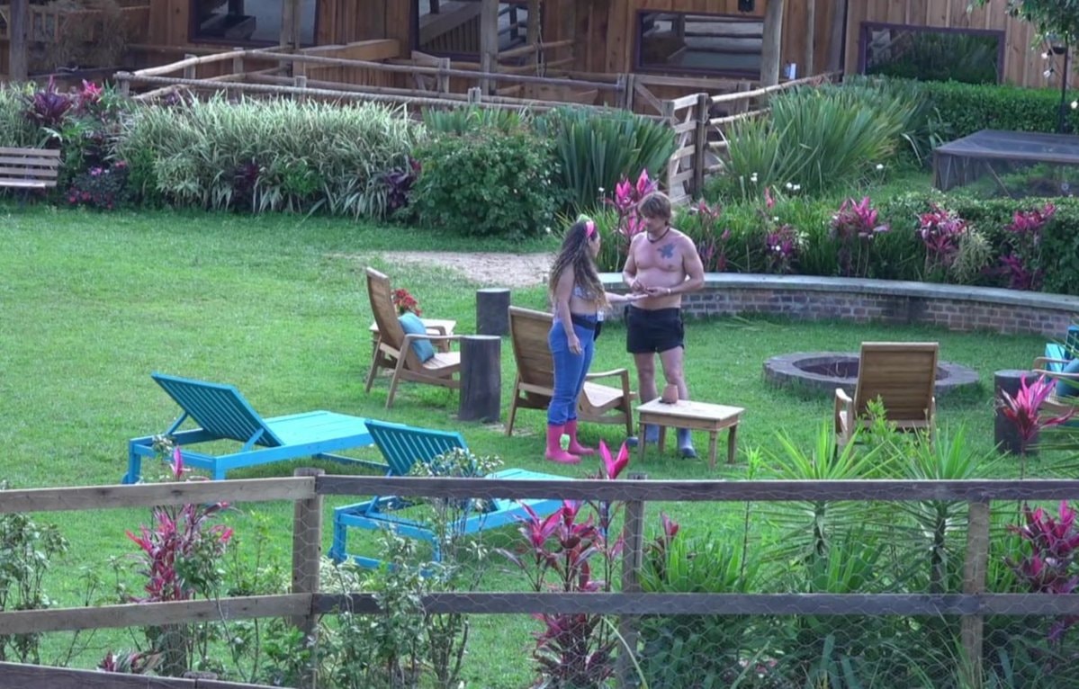 Daniel watches Ana in AFazenda Daniel watches Ana in AFazenda