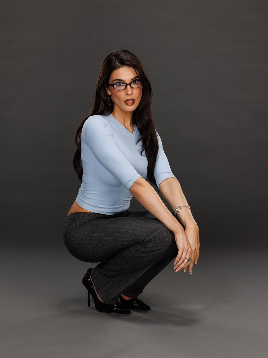 Cathy Kelly red leather WWE (photo 4 of 4)