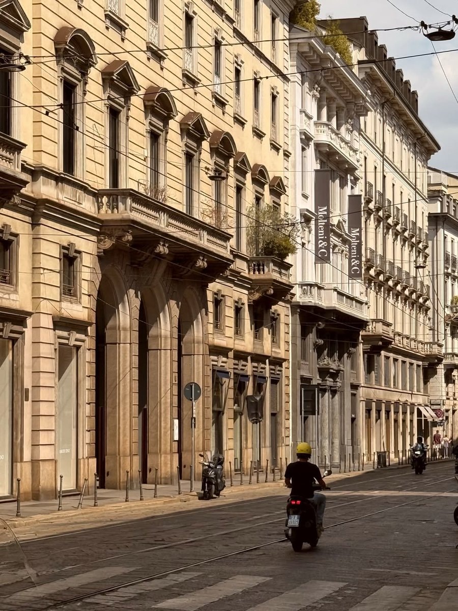 Milan street scene (photo 2 of 2)