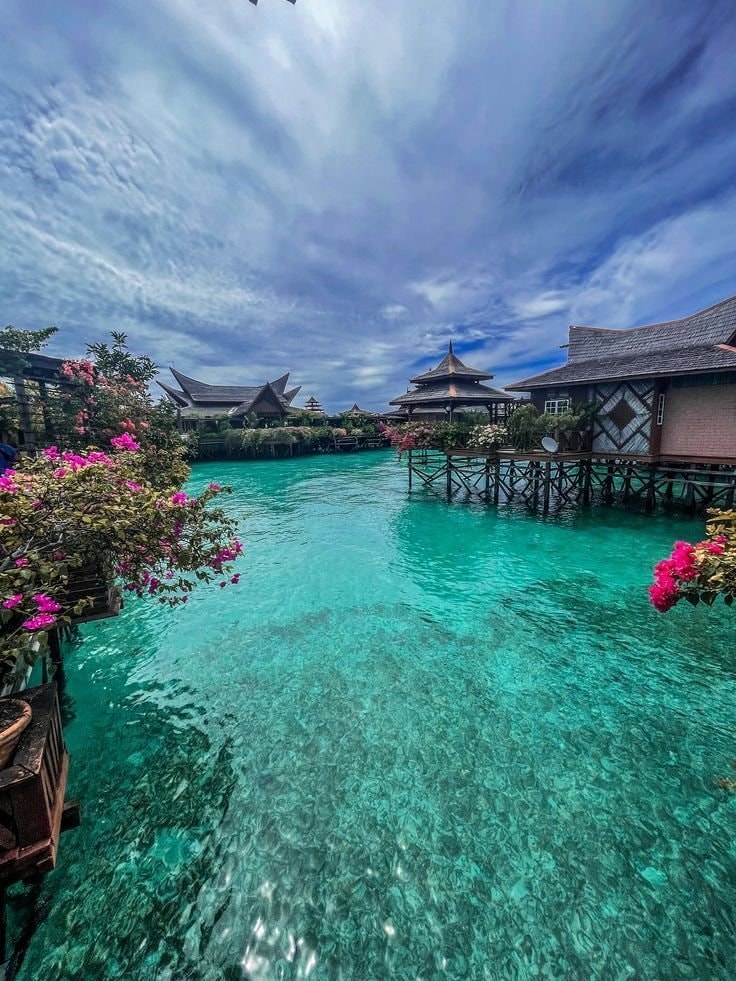 Serene tropical scene in Malaysia (photo 1 of 4)