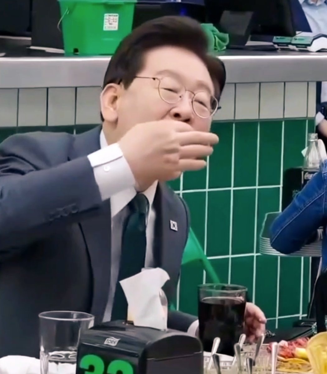 Lee Jae-myung eats tacos in Mexico